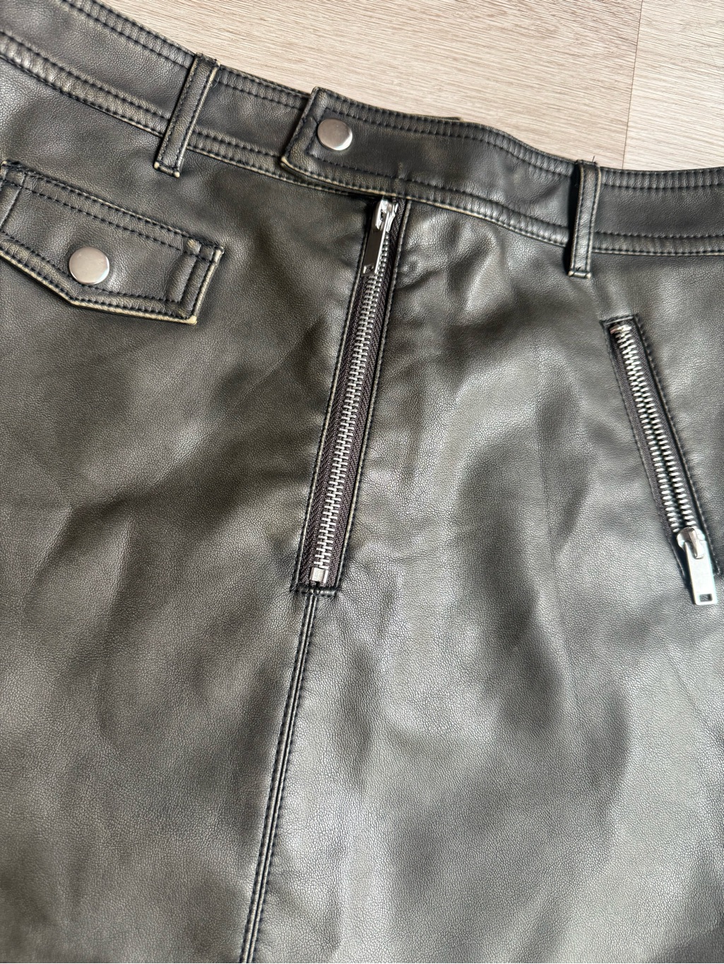 Kendall & Kylie Black Faux Leather Mini Skirt With Zipper Accents Size S — image 3 of 8